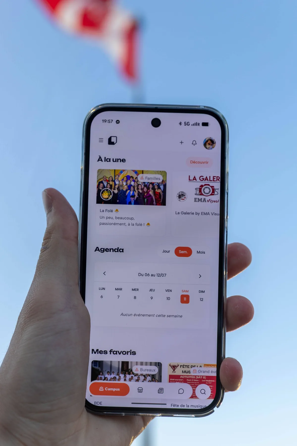 Application Komi ouverte sur l’agenda, tenue en main.